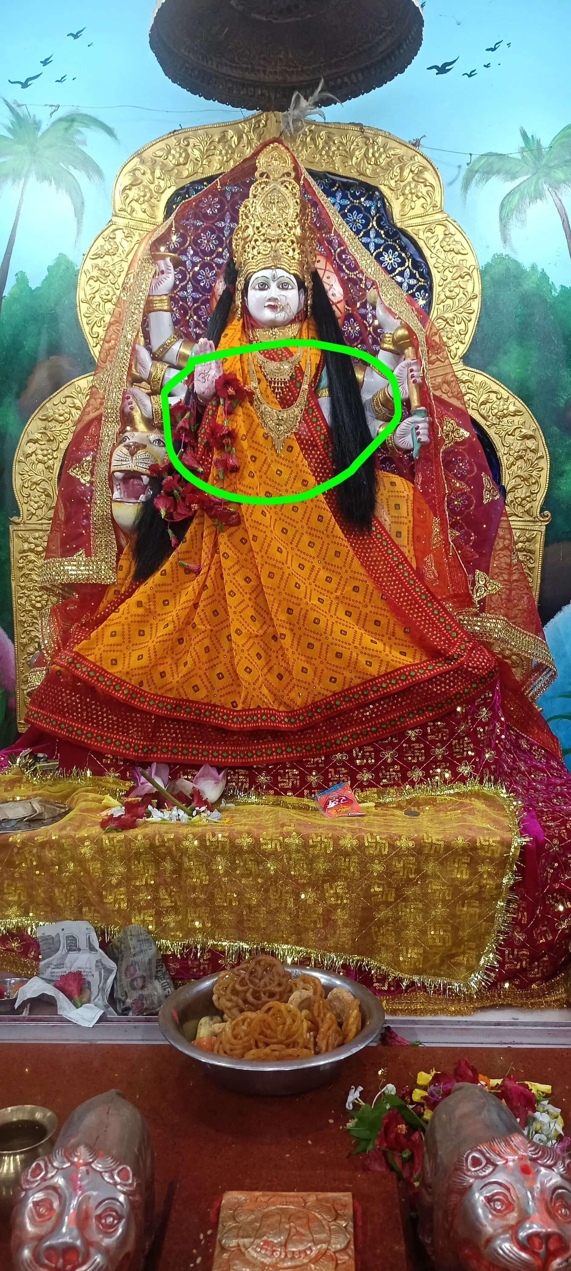 सीवान के कचहरी दुर्गा मंदिर से मां दुर्गा के दो सोने के हार चोरी, सीसीटीवी में कैद हुई वारदात