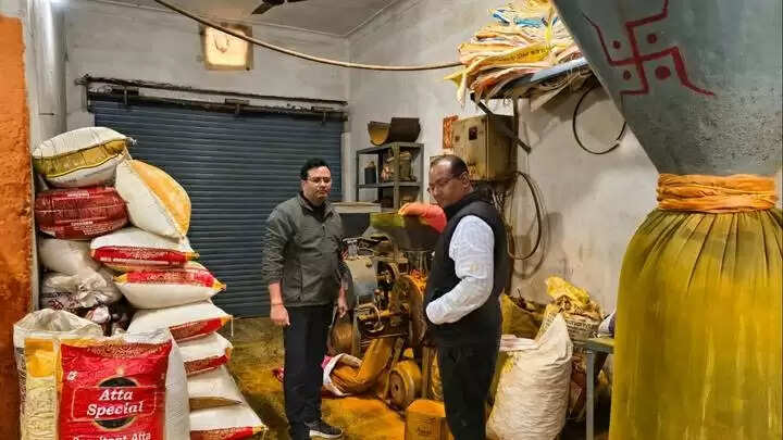 ग्वालियरः दालबाजार में तीन पिसाई केंद्रों पर खाद्य विभाग की कार्रवाई, 1.75 लाख का माल जब्त