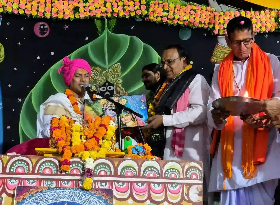 श्री राधे-राधे बाबूजी के प्रवचनों से मंत्रमुग्ध हुए श्रद्धालु