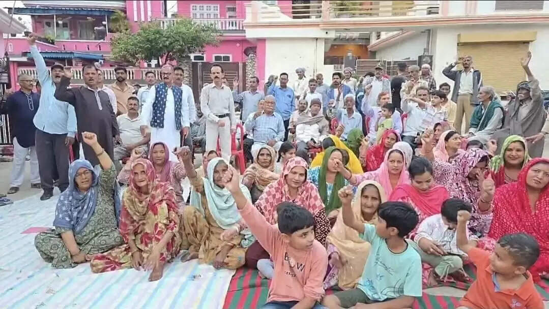 नगरोटा में स्थापित होने जा रही रेड कैटेगरी सीमेंट इकाई के विरोध में प्रदर्शन