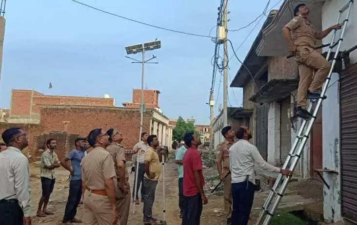 बवनभूलपुरा के 25 घरों में पकड़ी गई बिजली चोरी