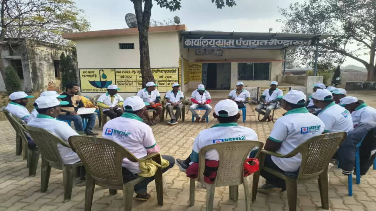 अंबिकापुर: मनरेगा श्रमिक बन रहे कुशल राजमिस्त्री, आत्मनिर्भरता की ओर मजबूत कदम