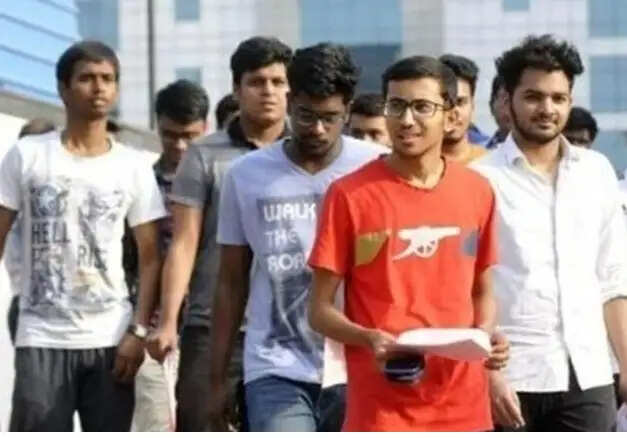 जेईई एडवांस्ड-2026 की परीक्षा में 56,880 अभ्यर्थी सफल, कट-ऑफ में 18 अंक की बढ़ोतरी, टॉप थ्री पर दिल्ली जोन के शुभम, कबीर और जतिन