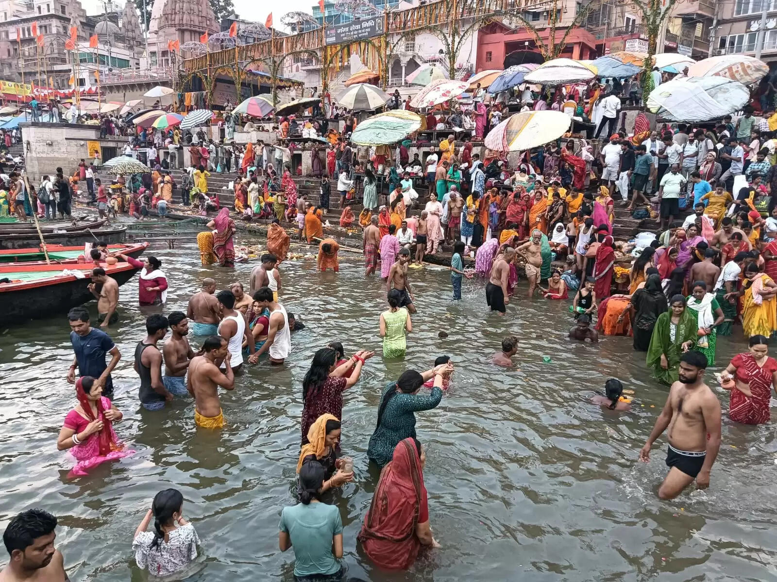 निर्जला एकादशी पर हजारों श्रद्धालुओं ने पवित्र गंगा में लगाई आस्था की डुबकी,किया दानपुण्य