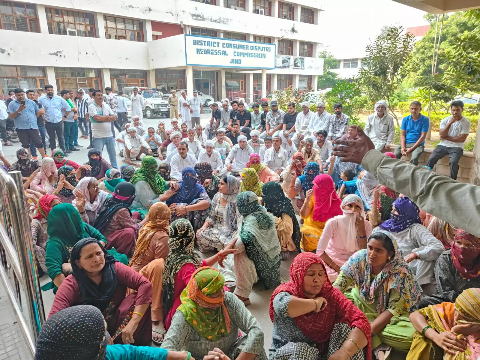 हत्याराेपियाें की गिरफ्तारी की मांग पर जींद के पेगां वासियाें ने दिया धरना