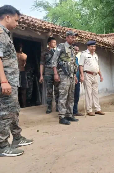 पिता और पत्नी की हत्या कर बेटी को किया घायल, आरोपित गिरफ्तार