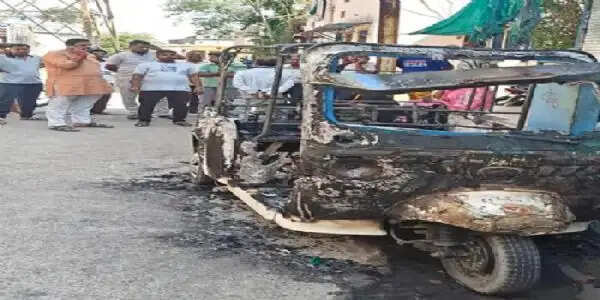 इंदौर:&nbsp;घर के बाहर खड़े वाहनों में लगाई आग, ऑटो और दो बाइक जलकर खाक
