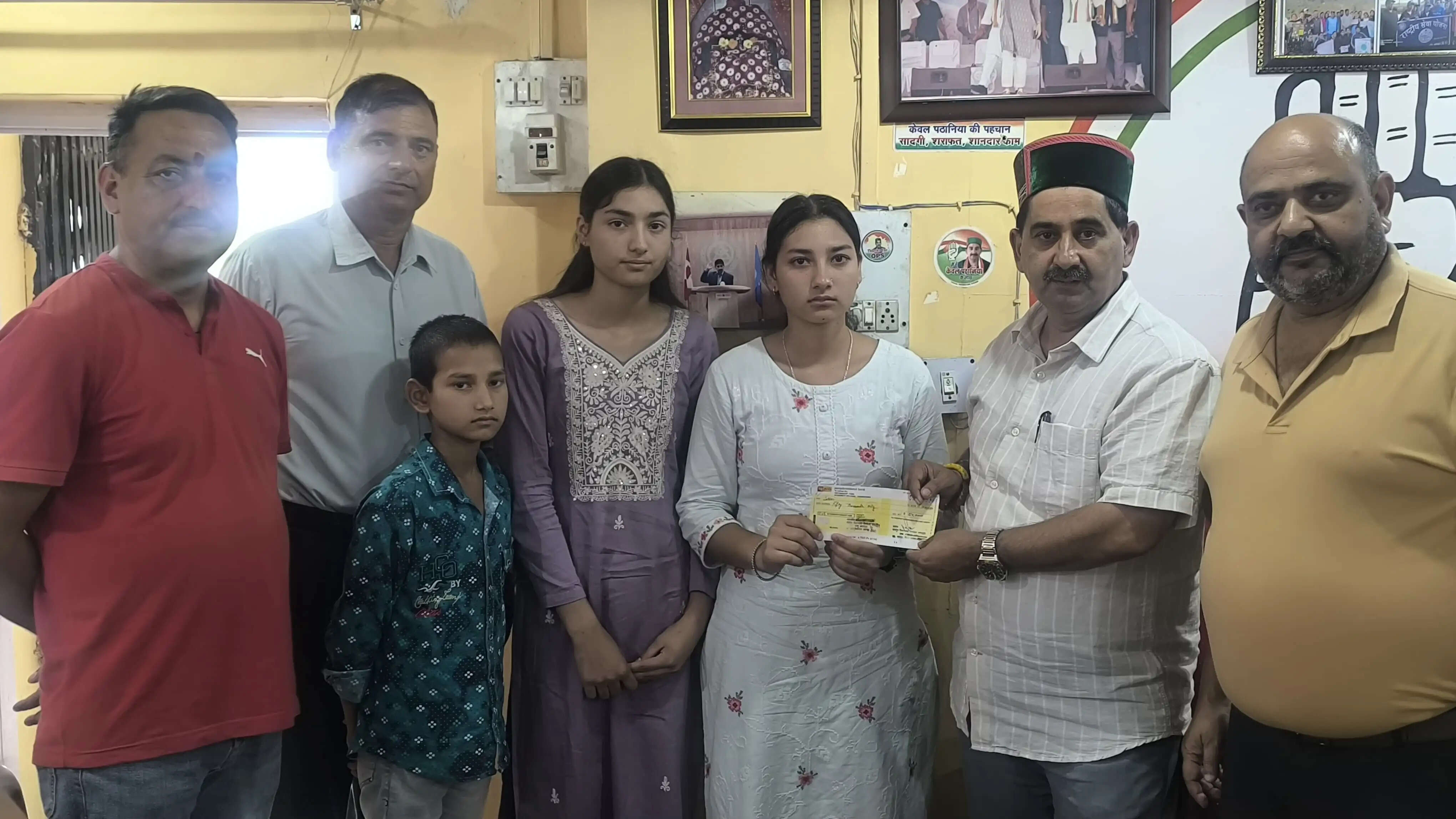 पिता का साया खो चुकी बेटी की पढ़ाई का सहारा बने केवल सिंह पठानिया
