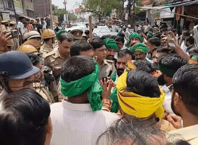 हाथरस में भाकियू नेताओं व पुलिस में विवाद—जाम, वाहन टकराने से दारोगा घायल