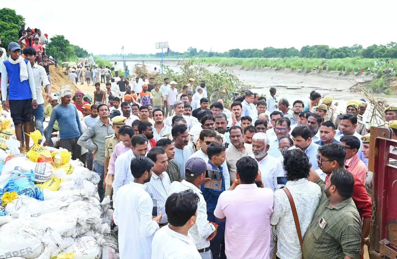 बाढ़ प्रभावित गांवों के लोगों से मिले जलशक्ति मंत्री, ली राहत कार्य की जानकारी