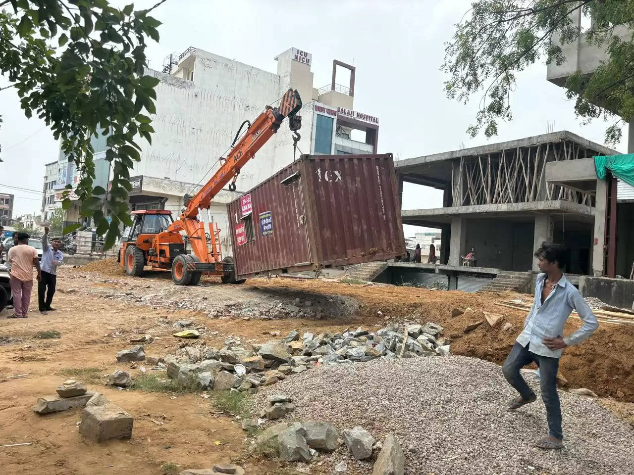 दो स्थानों से सड़क सीमा में आ रहे अतिक्रमणों को हटाया