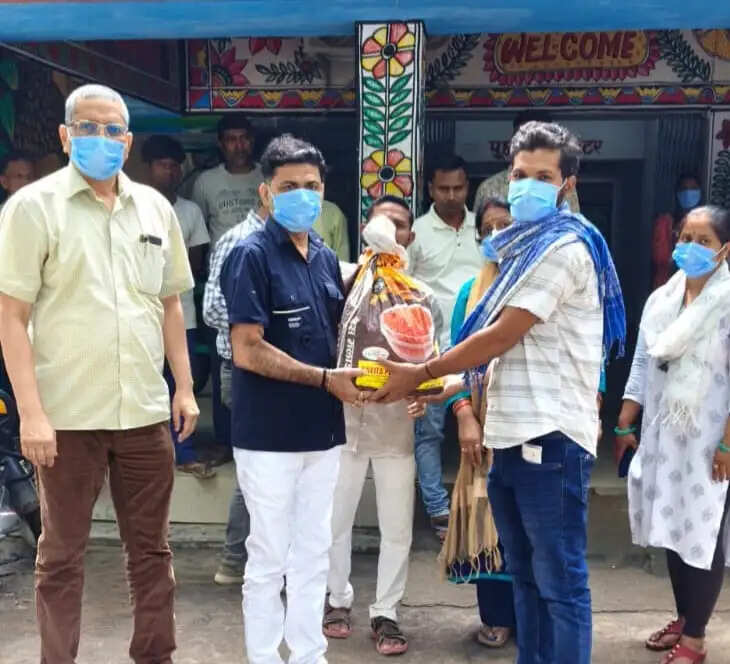 जन्मदिन पर दिखाई संवेदना: मुख्य पार्षद ने चार टीबी मरीजों को लिया गोद, बांटा पोषण किट