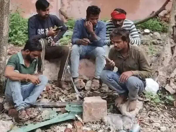 बैरसिया में मिक्सर मशीन पलटने से मजदूर की मौत,&nbsp;टायर निकलने से अनियंत्रित हुई मशीन
