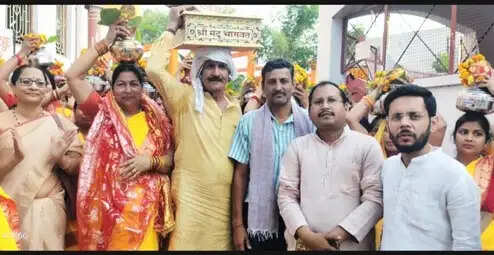 धूमधाम से निकली श्रीमद्भागवत कथा मंगल कलश यात्रा