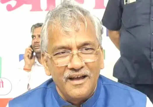 हरीश रावत पर त्रिवेंद्र का तंज, बोले- ‘गुगली मास्टर हैं, किसका स्टंप उड़ेगा पता नहीं’