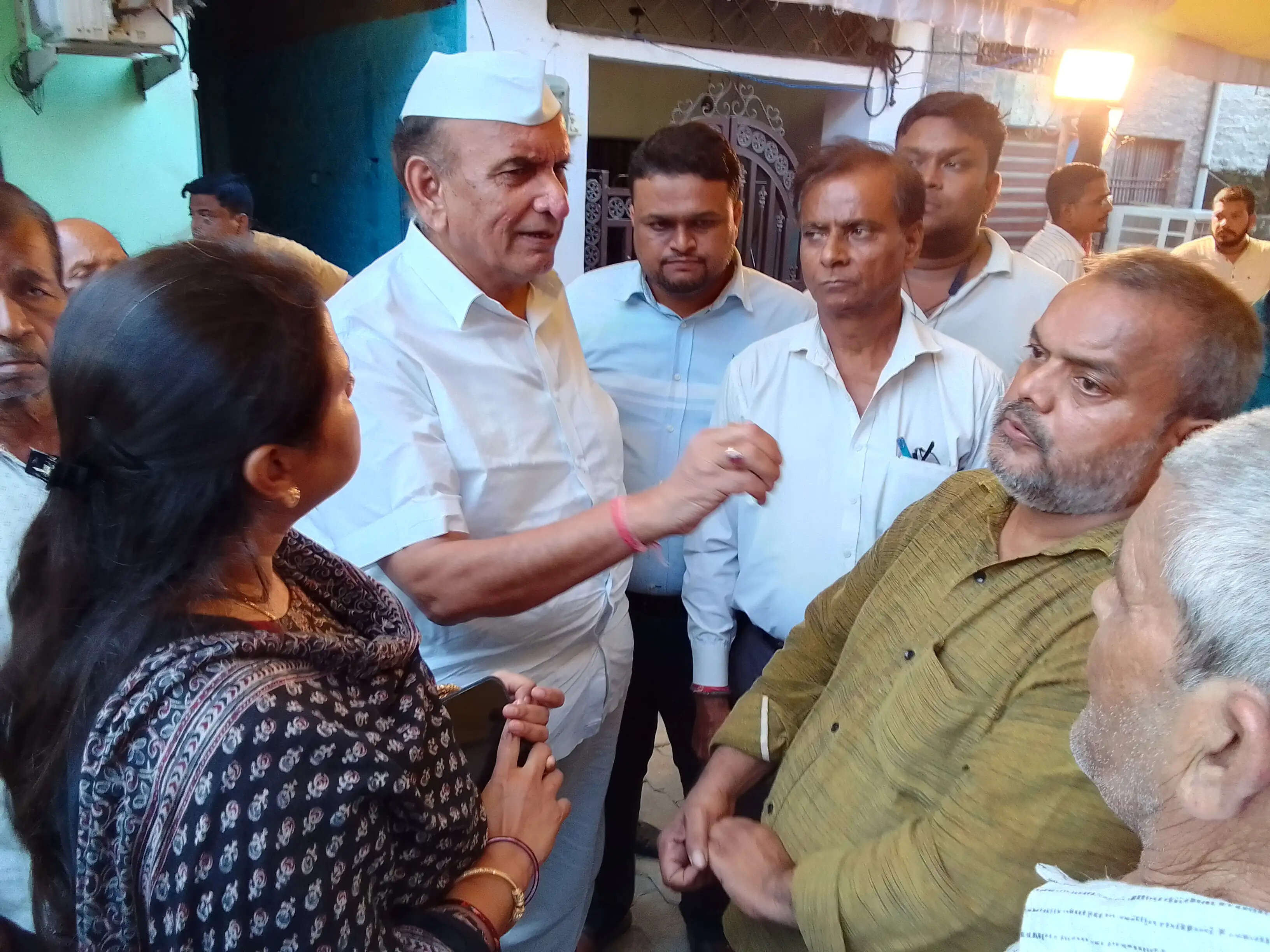 मर्चेंट नेवी अधिकारी सागर गुप्ता के परिजनों से मिले पवन गुप्ता