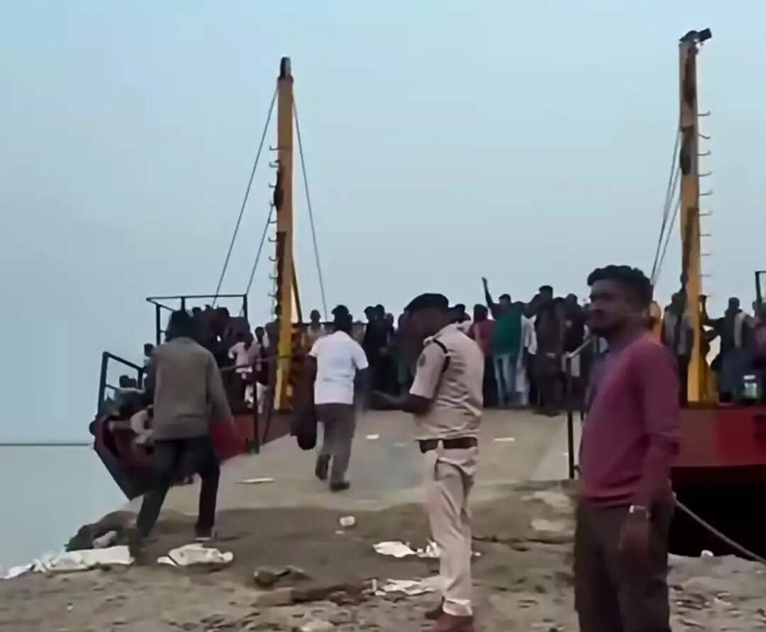 विक्रमशिला पुल की मरम्मत से बढ़ा संकट: बियाडा गंगा घाट पर उमड़ा जनसैलाब, क्रूज बना सहारा