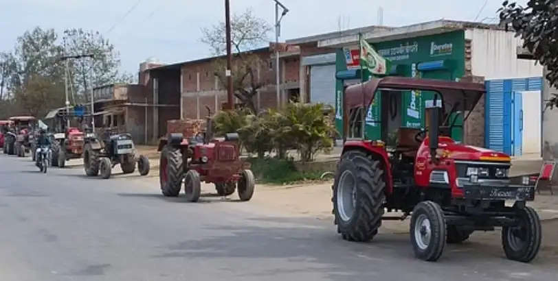 पश्चिमी उत्तर प्रदेश में भाकियू ने हाईवे पर बनाई ट्रैक्टर श्रृंखला