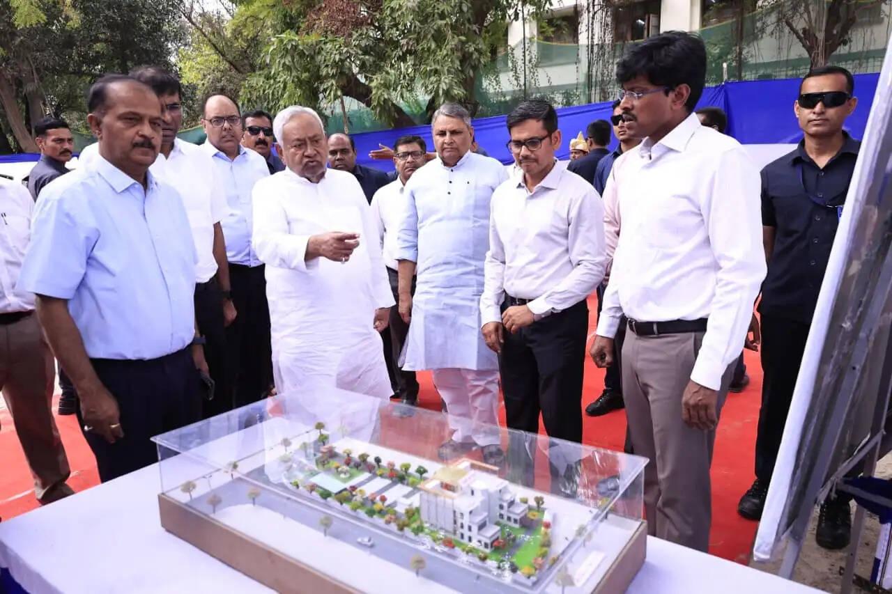 मुख्यमंत्री ने पटना शहर स्थित विभिन्न निर्माणाधीन योजनाओं का किया निरीक्षण