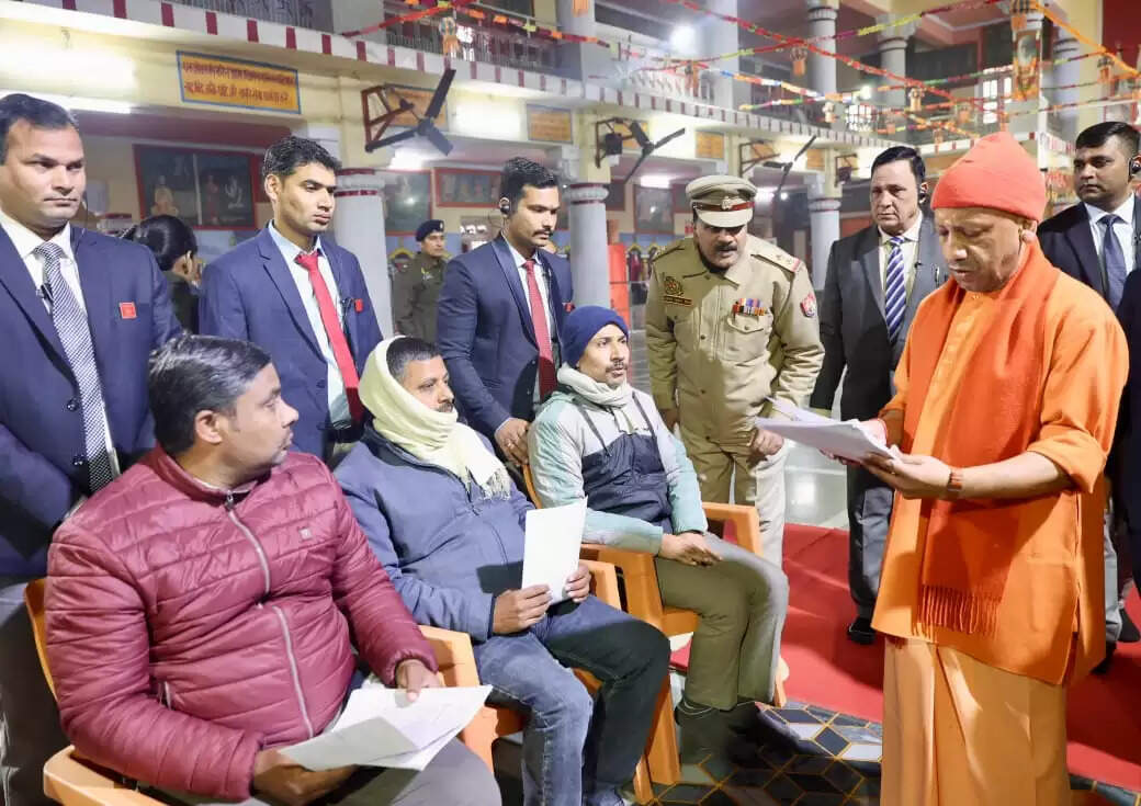 सीएम योगी ने जनता दर्शन में सुनी लाेगाें की समस्याएं , बोले- सबकी समस्या का निराकरण सरकार का संकल्प