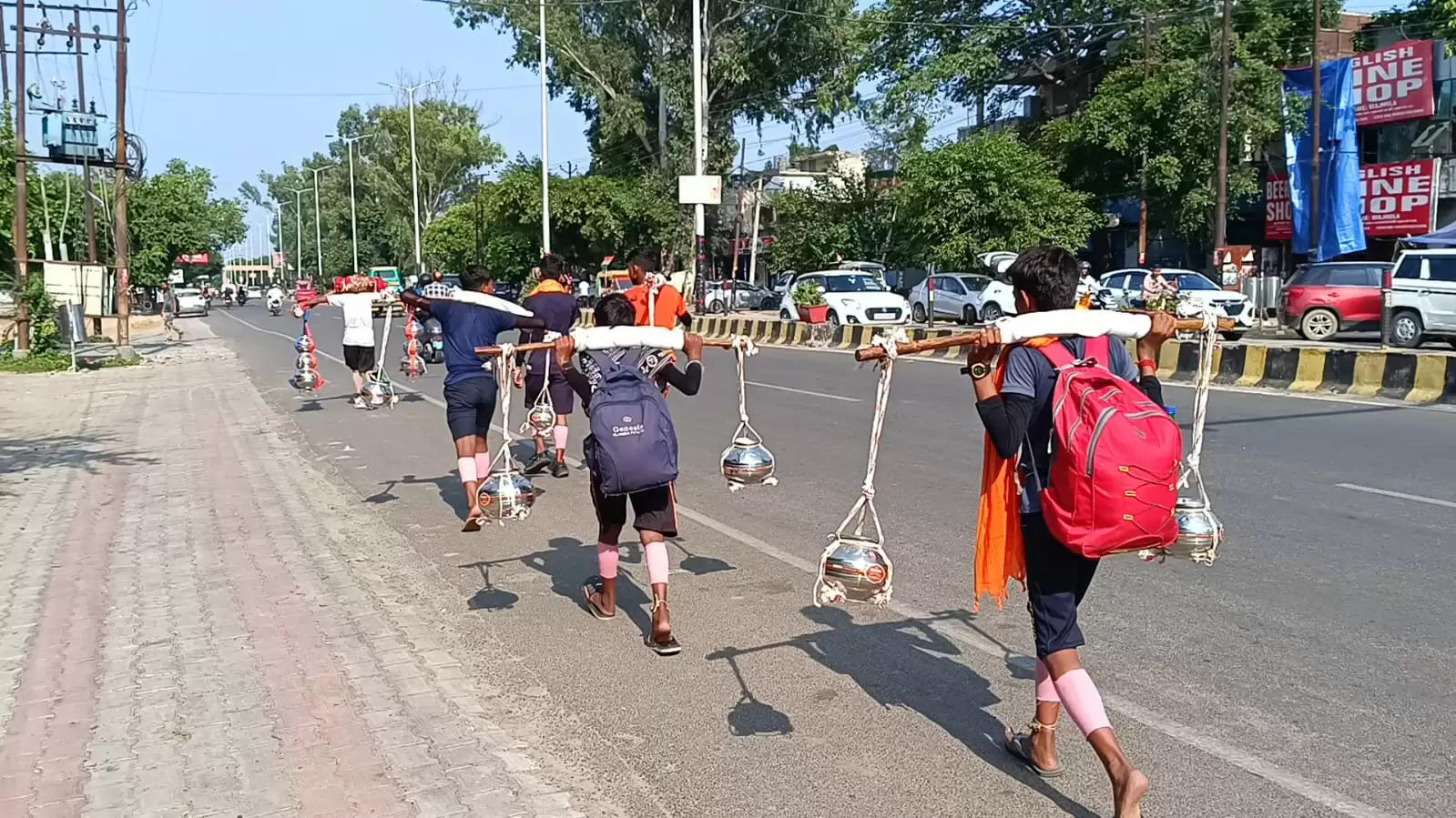 अंतिम सोमवार पर जलाभिषेक के लिए तिरंगा लहराते व जयकारे लगाते हुए लौटे स्थानीय कांवड़ बेड़े