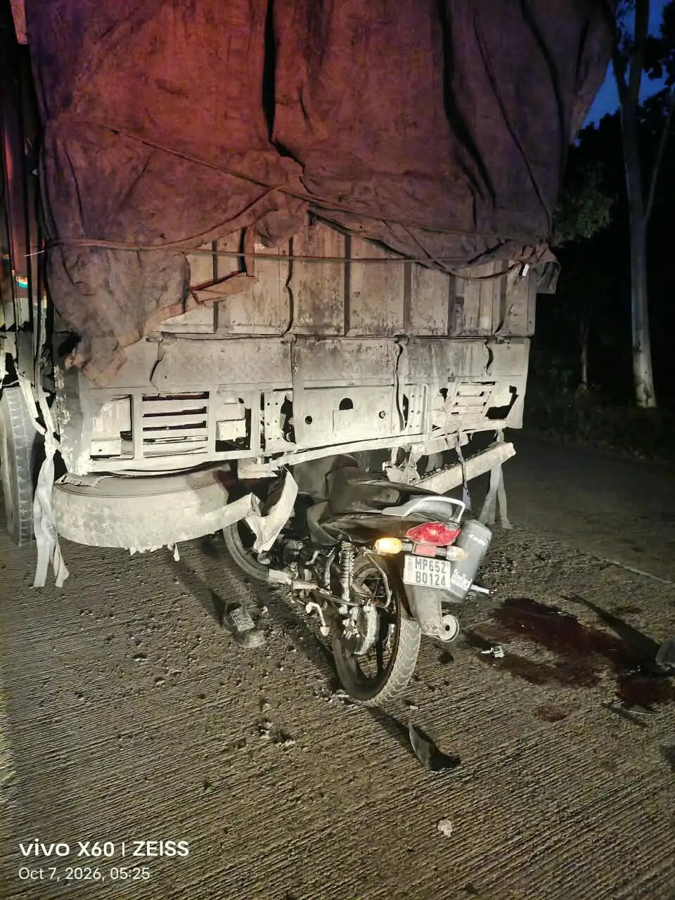 अनूपपुर: सड़क पर खडे ट्रक के पीछे घुसा बाइक सवार, इलाज के दौरान मौत