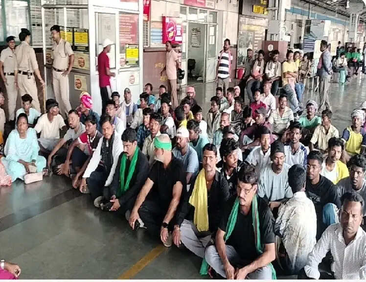 वंदे भारत डिपो हादसा में टेक्नीशियन की मौत के बाद रेलवे स्टेशन पर धरना
