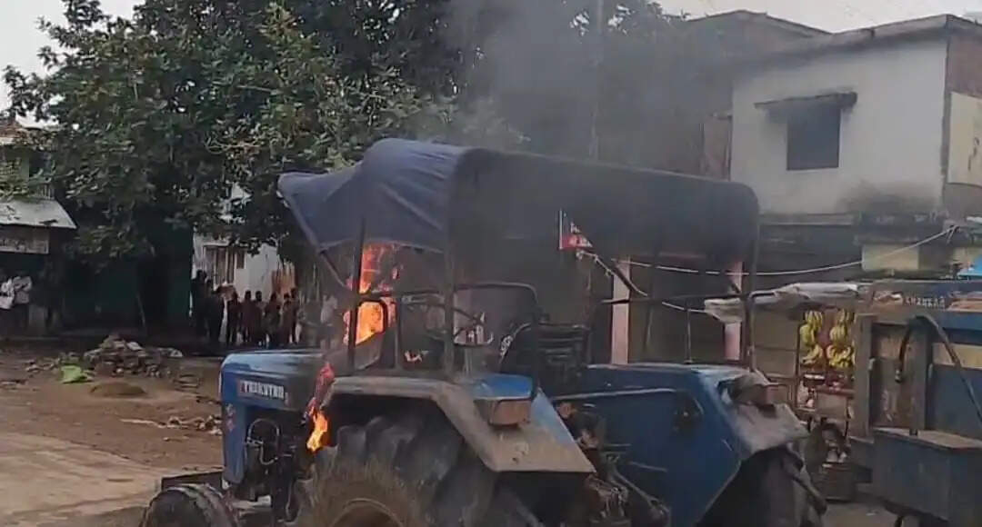 ट्रैक्टर से कुचलकर छह वर्षीय मासूम की मौत, आक्रोशित ग्रामीणों ने फूंका वाहन