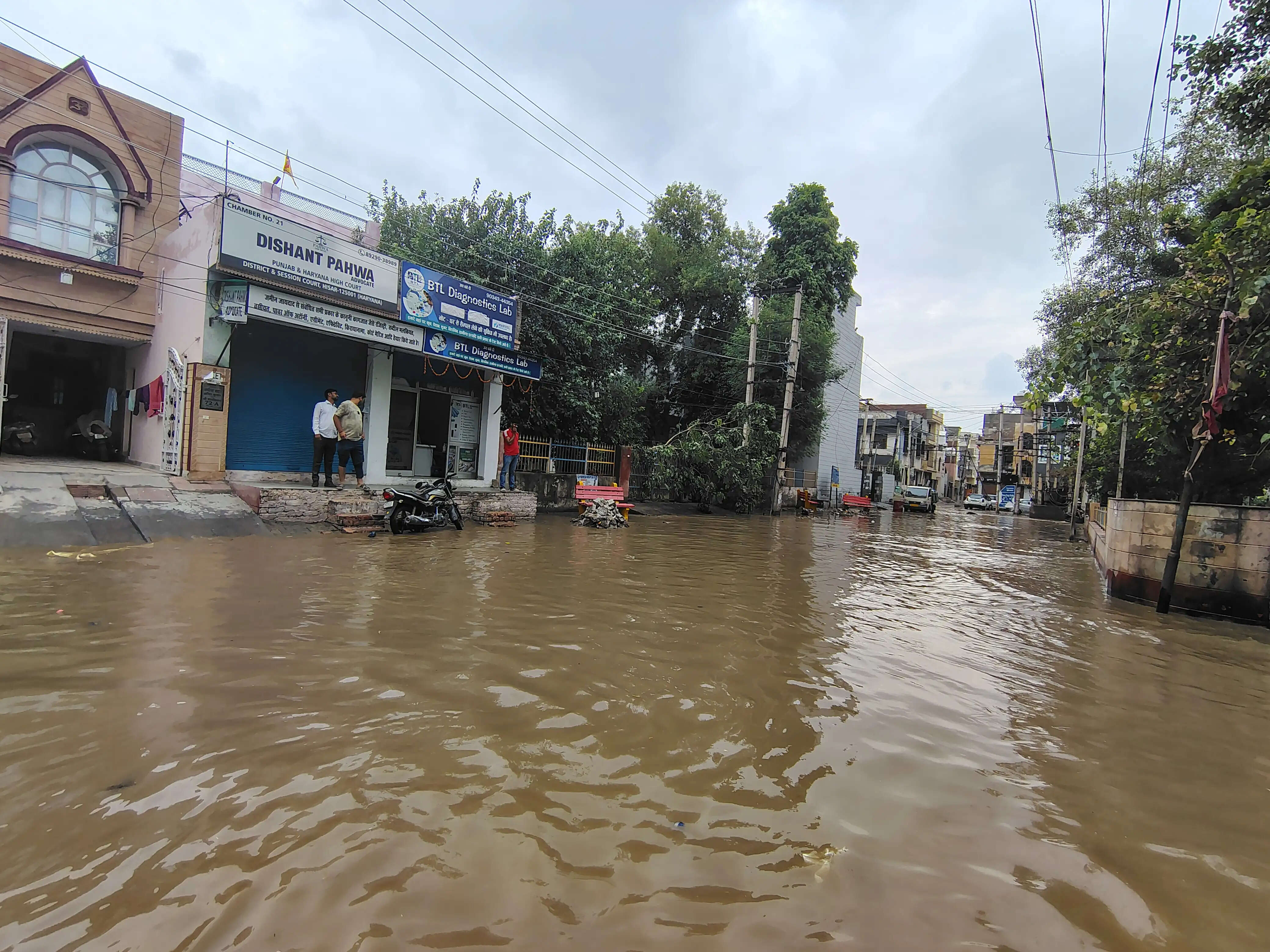 हिसार में आंधी-बारिश ने बदला मौसम का मिजाज, 64.4 एमएम बारिश से शहर पानी-पानी