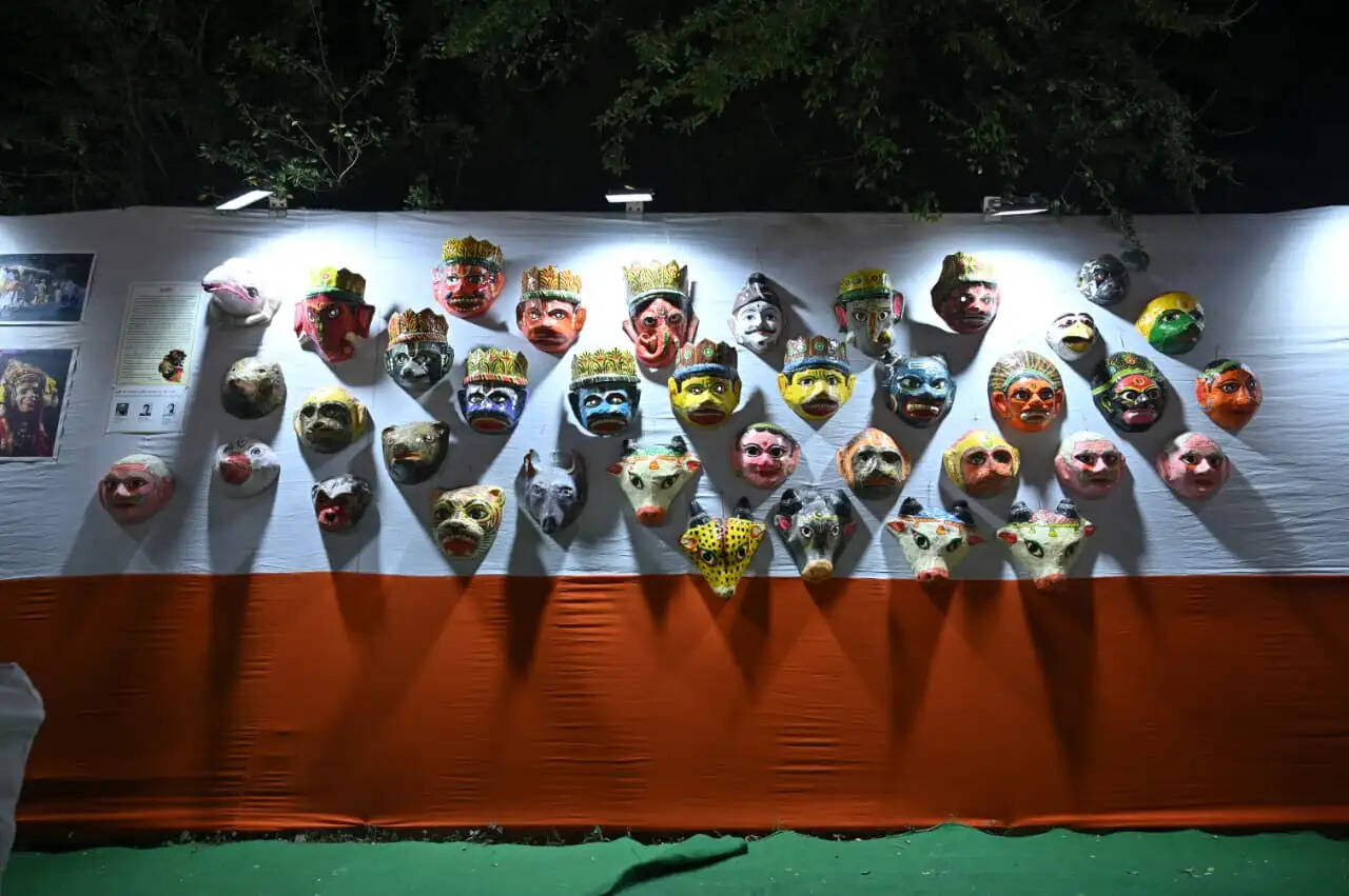 श्री संकट मोचन संगीत समारोह के अंतर्राष्ट्रीय चित्रकला प्रदर्शनी में पारम्परिक रामलीला के मुखौटे आकर्षण