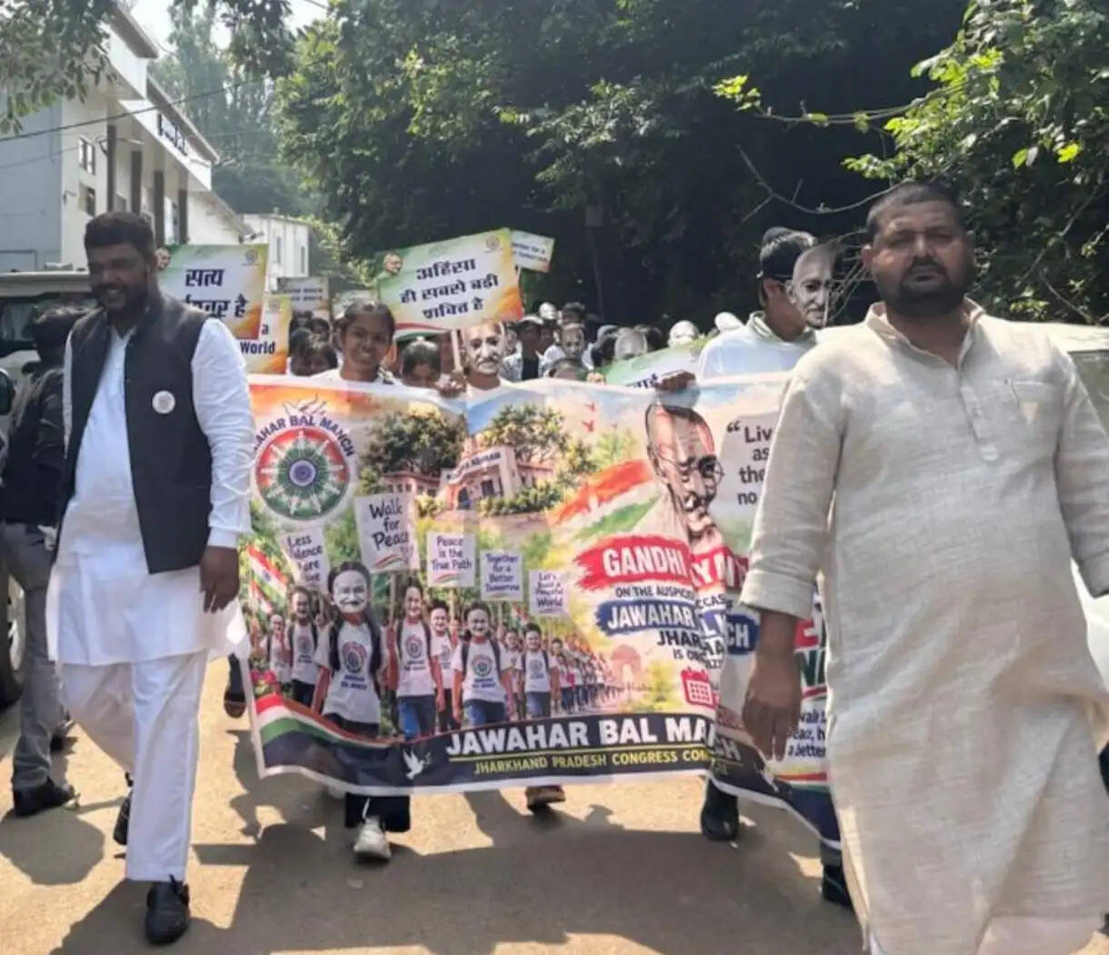 गांधी जयंती पर दाे साै बच्चों की पीस वॉक, गूंजा सत्य-अहिंसा का संदेश