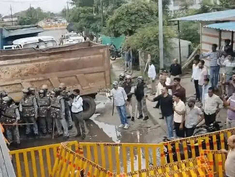 इंदौर में किसानों का उग्र आंदोलन, भोपाल कूच करते हुए पुलिस ने रोका, चलाए वाटर कैनन-छोड़े आंसू गैस