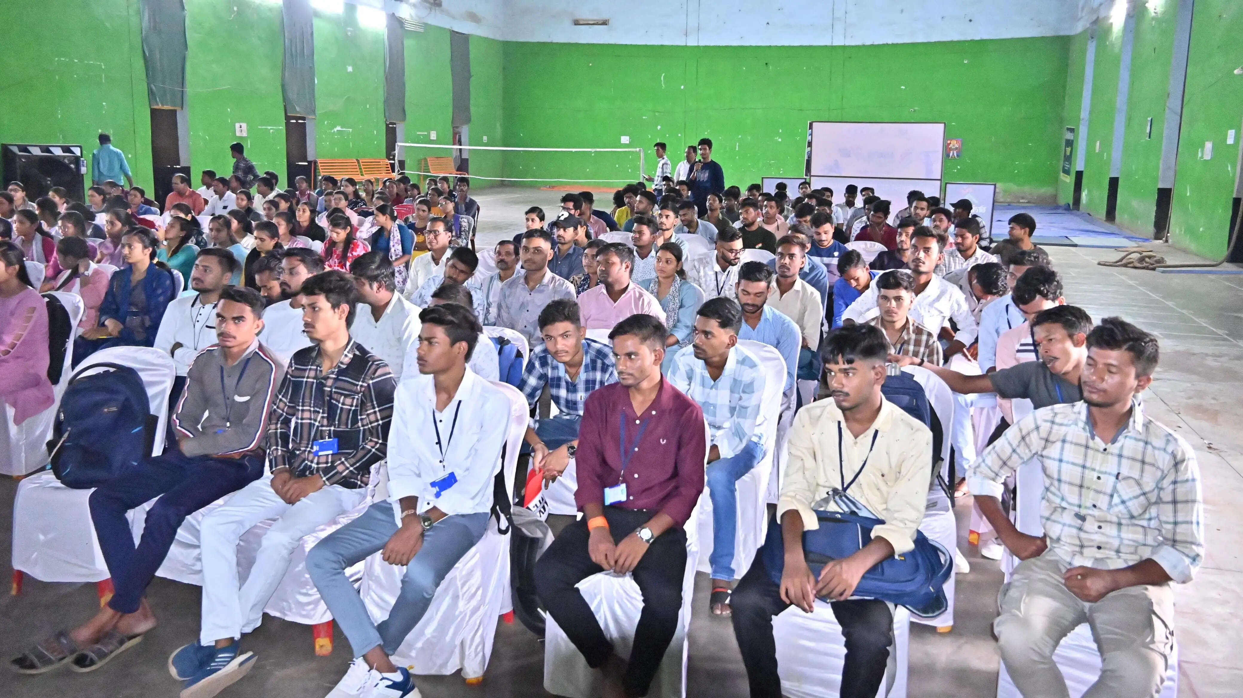 भारतीय विदेश सेवा के वरिष्ठ अधिकारी मुनु महावर ने कहा कि कैरियर के लिए बैकअप प्लान भी रखें