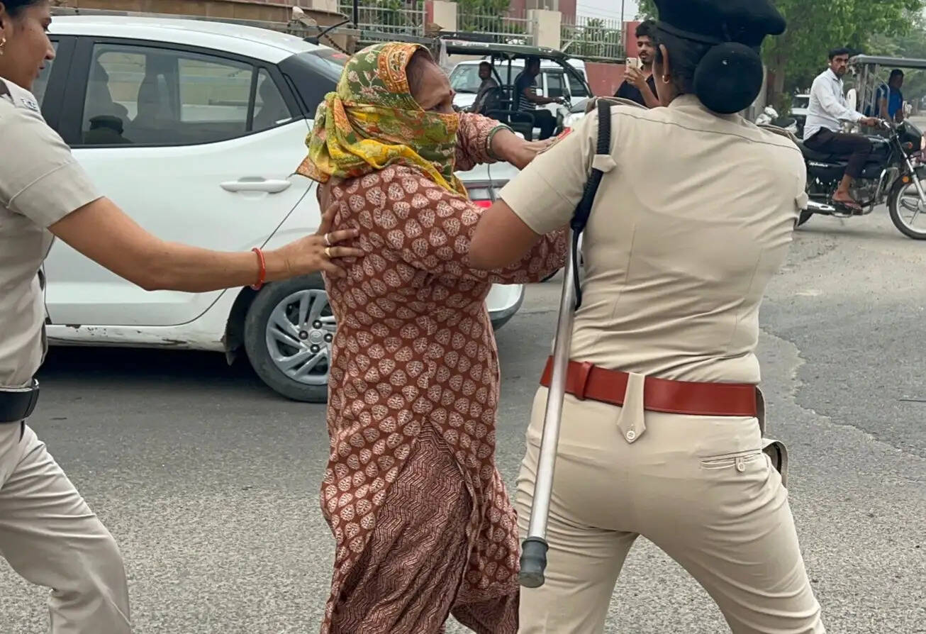 हांसी में लगे गंदगी के ढेर हटाने को लेकर अधिकारियों व सफाई कर्मचारियों में विवाद