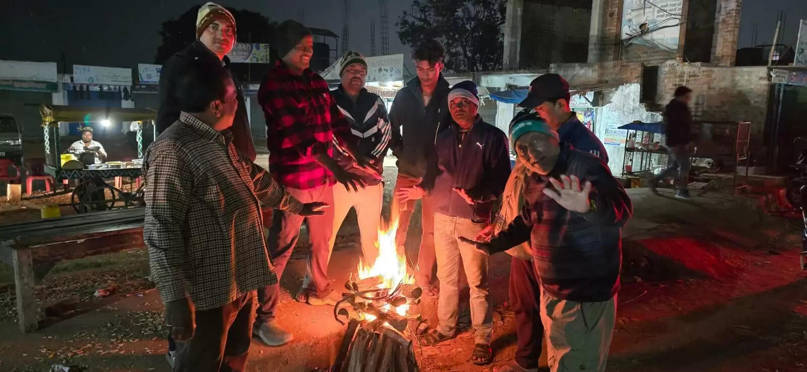 बढ़ती ठंड के बीच जिला प्रशासन सक्रिय, जिले में आवश्यक स्थानों में अलाव की व्यापक व्यवस्था