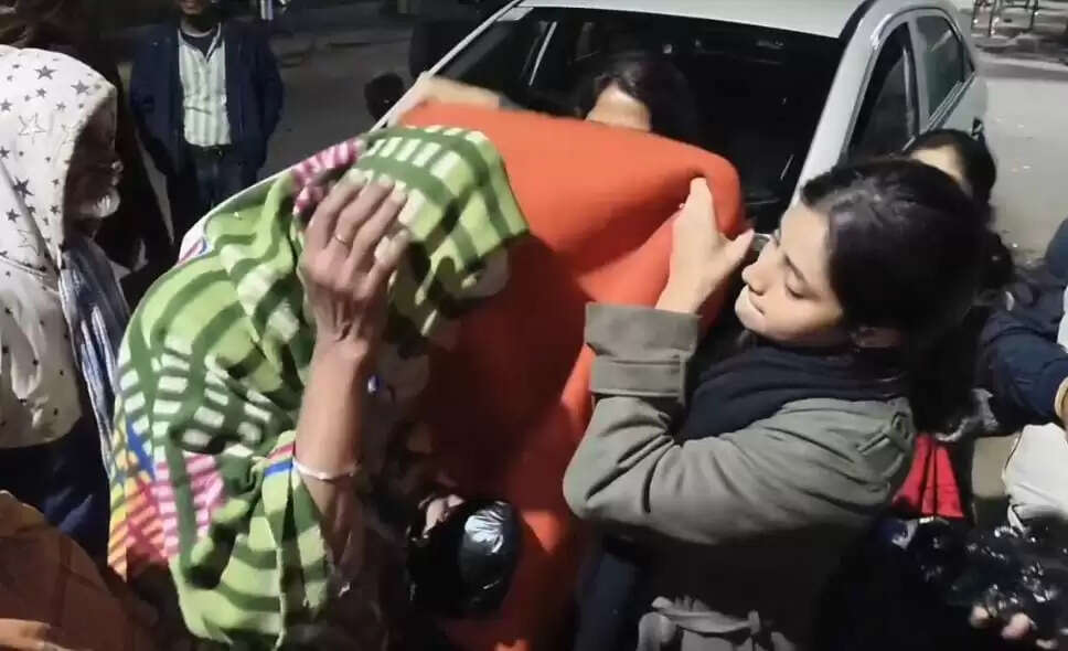 फ़िल्म अभिनेत्री संचिता बसु ने जरूरतमंदों के बीच बांटे कंबल