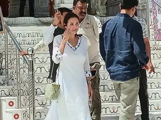 पाली के नारलाई पहुंचीं अभिनेत्री मलाइका अरोड़ा, आदिनाथ जैन मंदिर में किए दर्शन