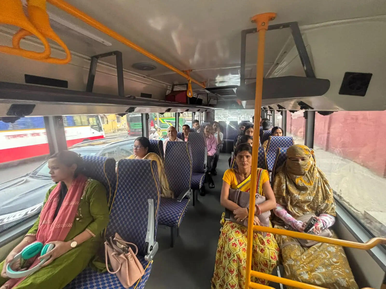 दो युवा आईटी इंजीनियरों ने शुरू की शेयरिंग बस सेवा