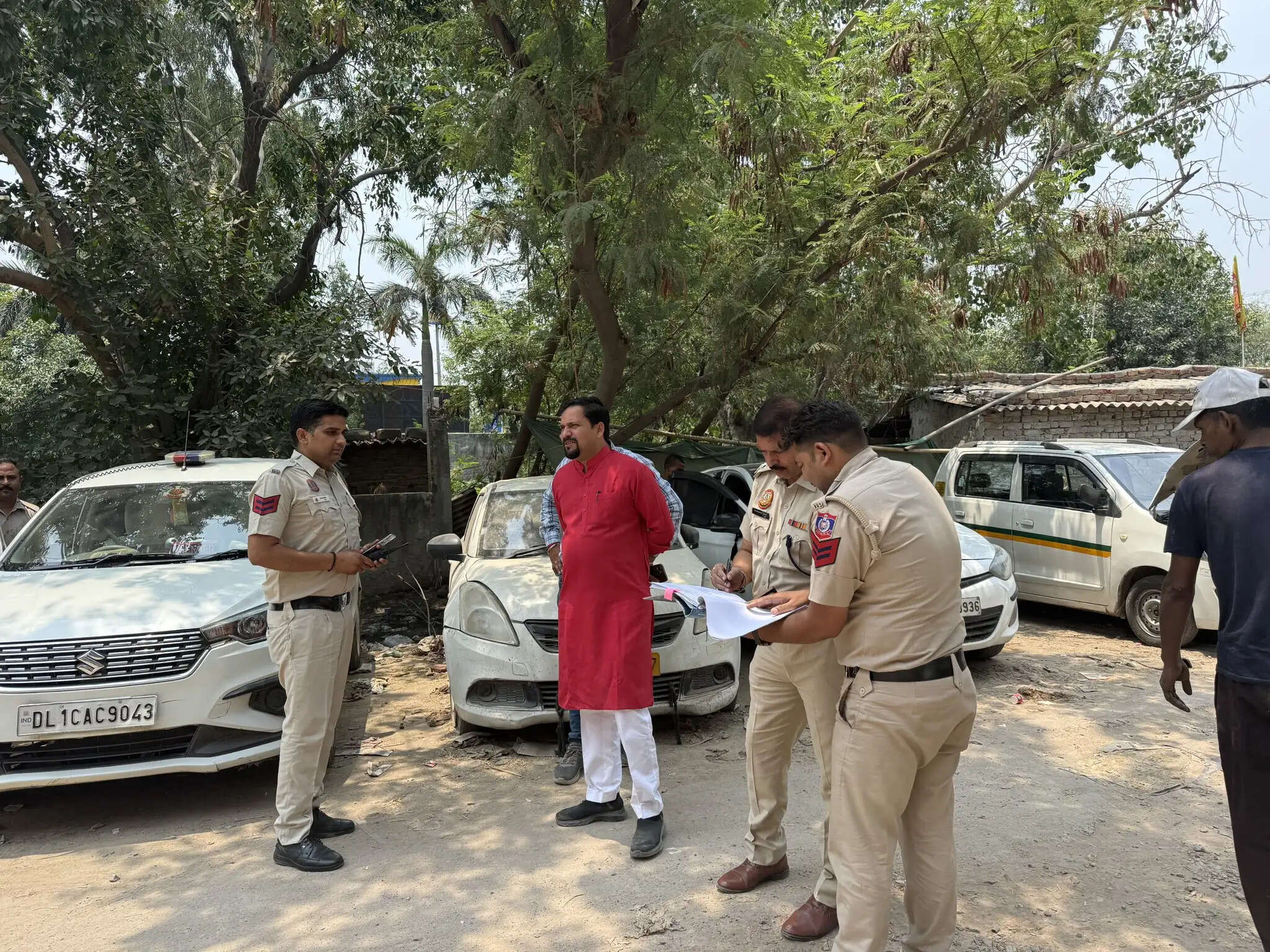 मनोज तिवारी के आवास पर आआपा विधायक संजीव झा का समर्थकों के साथ हंगामा, सांसद ने लगाए आरोप