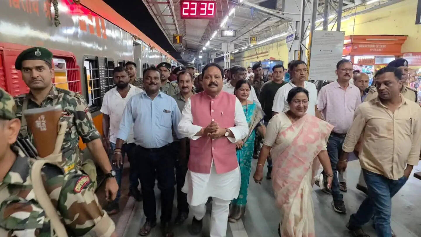 अमृतसर से न्यू जलपाईगुड़ी ट्रेन को देर रात सांसद प्रदीप कुमार सिंह ने झंडी दिखाकर किया रवाना