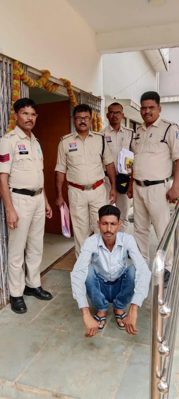 कर्री जंगल में ताश के पत्तों से जुआ खेलते आरोपित पर पुलिस की कार्रवाई, एक और गिरफ्तार