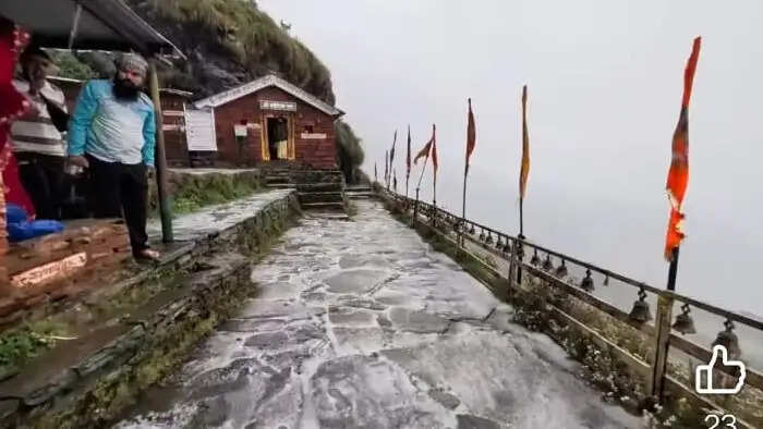 ऊंची चोटियों पर बर्फबारी, निचले इलाकों में बढ़ी ठिठुरन