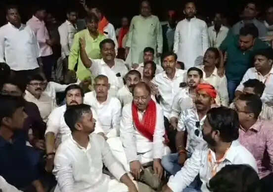 (लीड) उप्र विधान परिषद चुनाव : भाजपा की छह सीटों पर जीत, सपा ने तीन पर जमाया कब्जा, दो सीटों पर मतगणना जारी