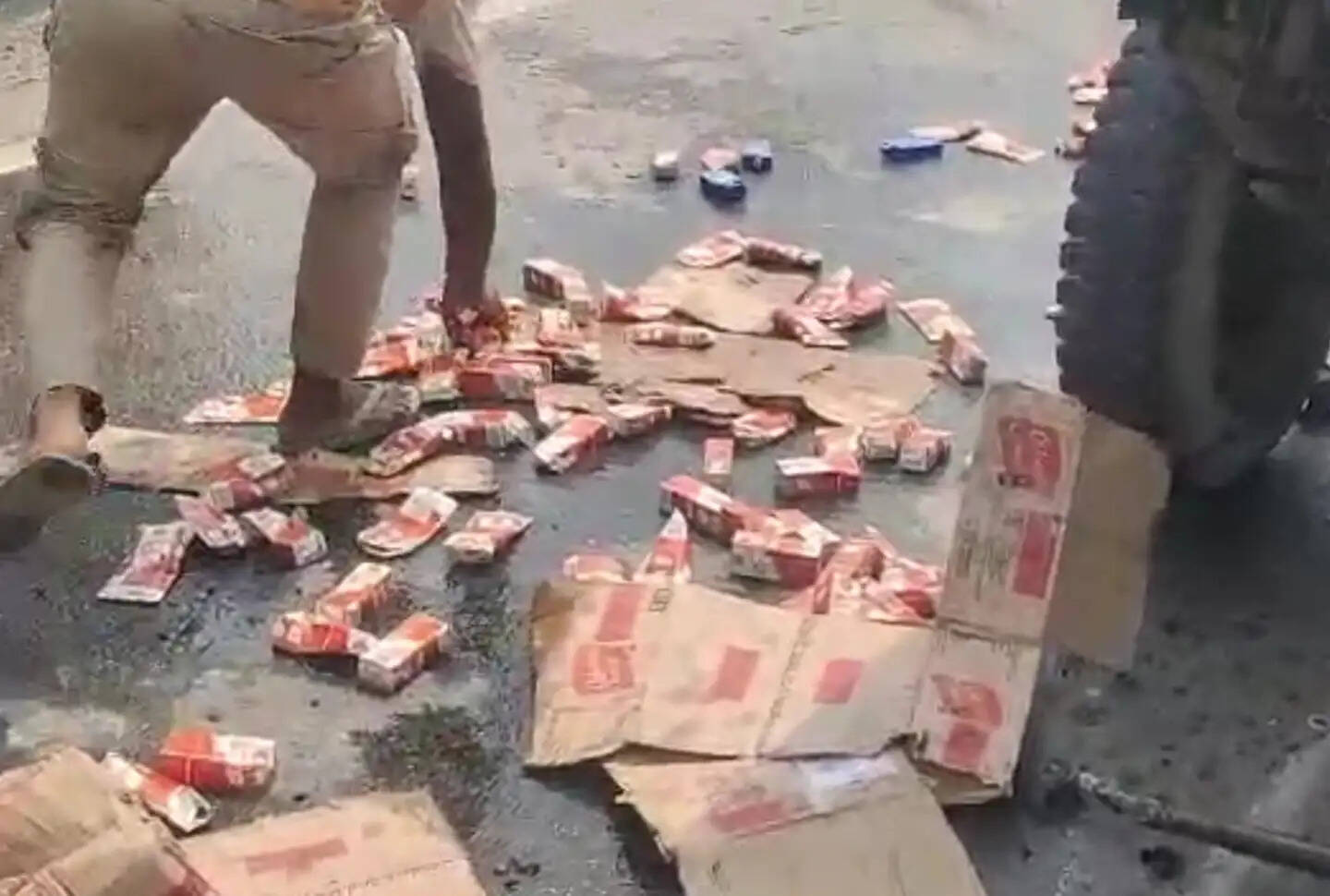 छपरा-हाजीपुर फोरलेन पर शराब लदी पिकअप दुर्घटनाग्रस्त ग्रामीणों में मची लूट