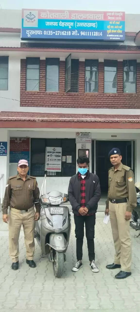 चोरी के वाहनों के साथ दो गिरफ्तार