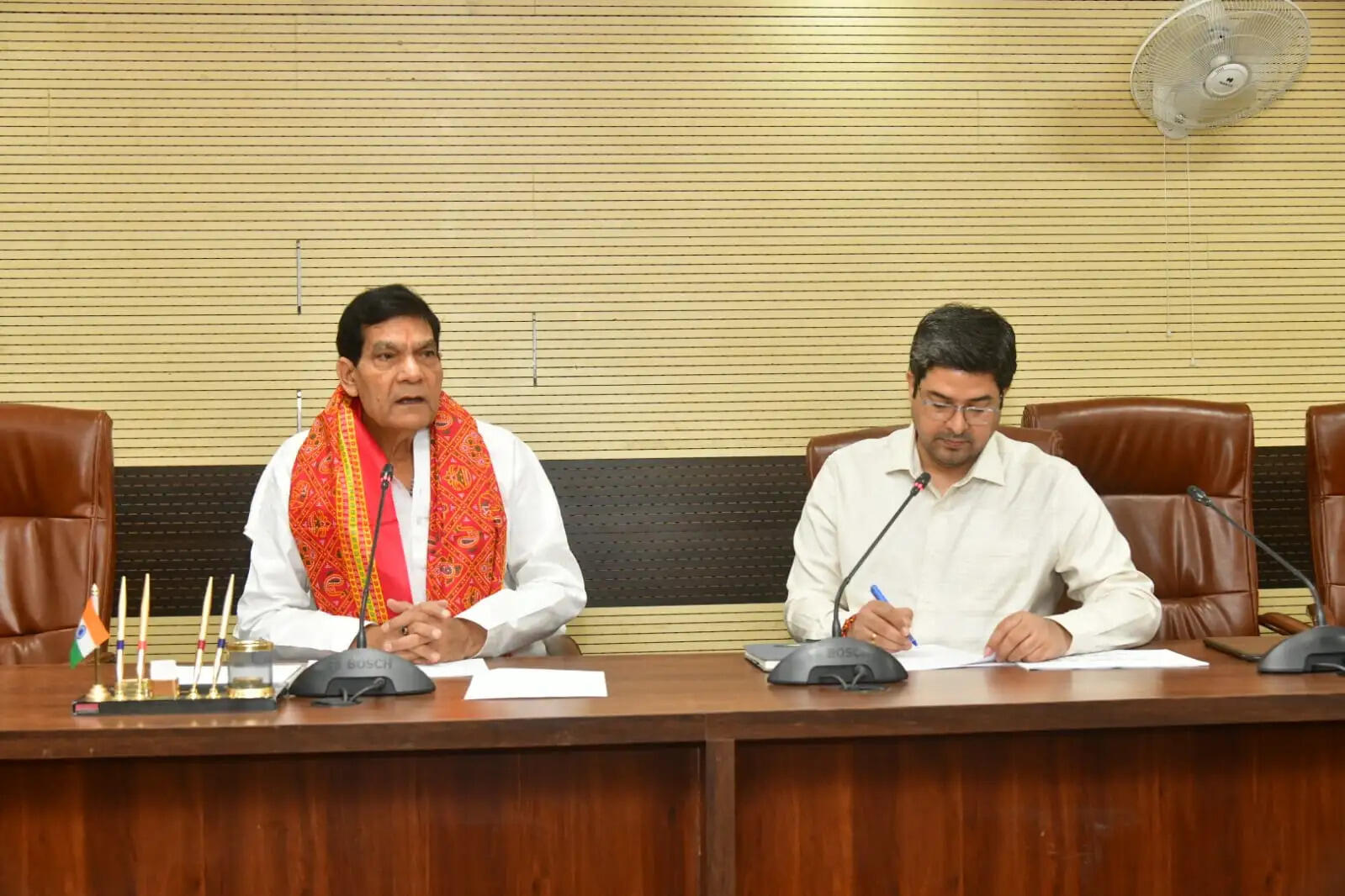 वाराणसी : गर्मी को लेकर ऊर्जा मंत्री सख्त, तैयारियों की समीक्षा की