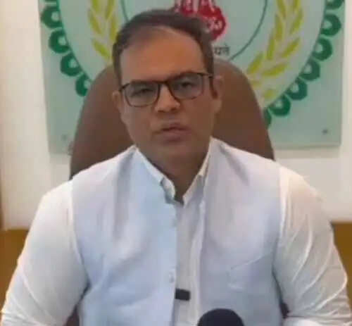 कलेक्टर ने सार्वजनिक स्थान पर शराब सेवन के वायरल वीडियो की जांच हेतु समिति गठित की