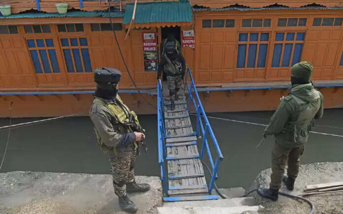 श्रीनगर के अब गूजर इलाके में सुरक्षा बलों ने अचानक चलाया घेराबंदी और तलाशी अभियान