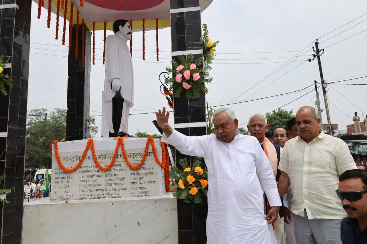 पूर्व मुख्यमंत्री नीतीश कुमार ने जलालपुर पहुंच महेंद्र मिश्र की प्रतिमा पर किया माल्यार्पण
