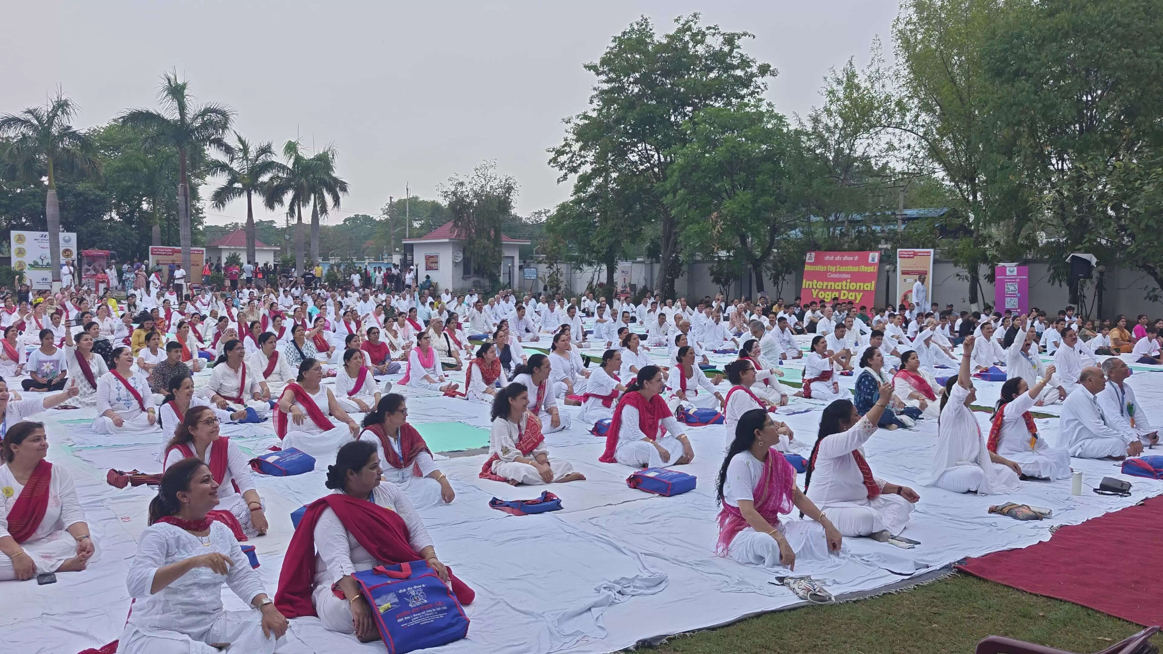 आयुक्त डॉ. देवांश यादव ने सांस्कृतिक संदेश और स्थिरता अभियान के साथ अंतर्राष्ट्रीय योग दिवस समारोह का नेतृत्व किया